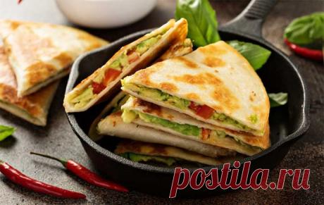 Кесадилья с авокадо, помидорами и перцем чили