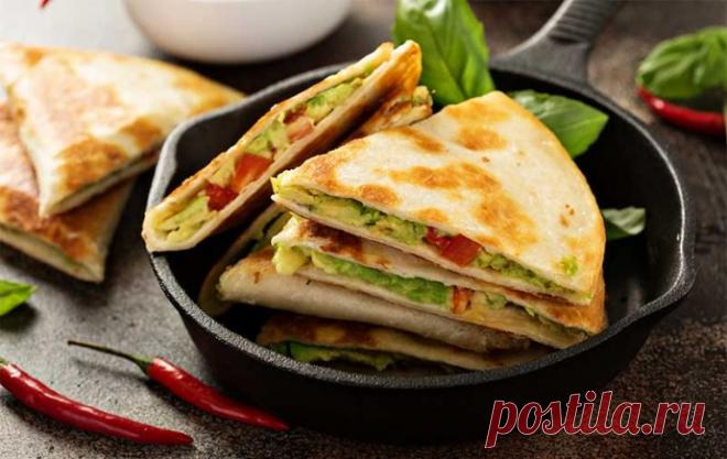 Кесадилья с авокадо, помидорами и перцем чили