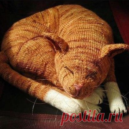 Чудесный, вязаный кот ждёт оценки от Вас, дорогие подписчики!