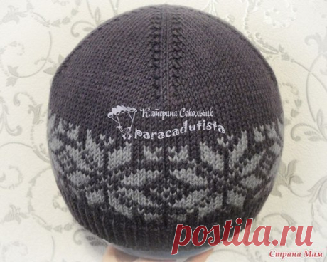 Жаккардовые шапки для мужа и сына

Вот хвастаюсь шапками. Они связана из чистой шерсти Кашмира 300м на 100г двух цветов, просто фото в помещении и на улице дают разные оттенки. Спицы круговые Адди № 2,5 для резинки и №3 для основного полотна длиной 40 см, чулочные спицы №3, специальное приспособление для вязания жаккарда.
Показать полностью…