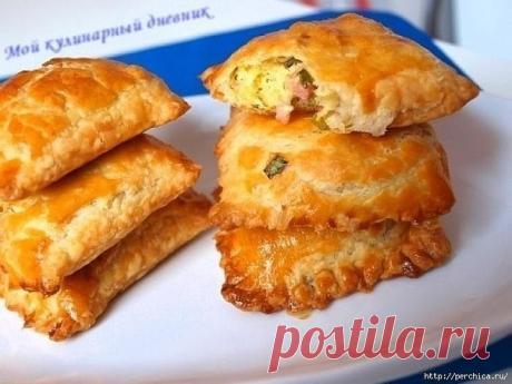 Пирожки из слоеного теста с зеленым луком, сыром и ветчины