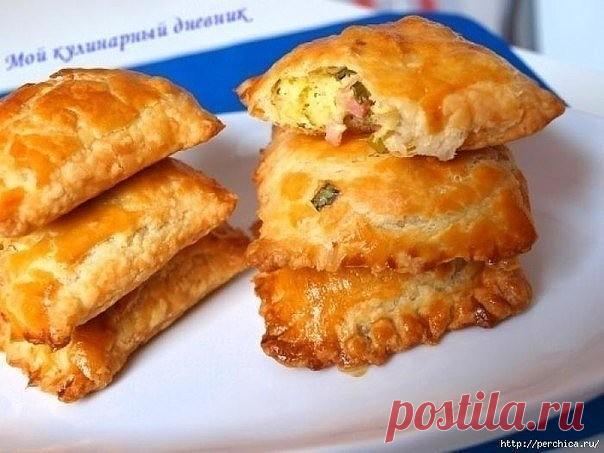 Пирожки из слоеного теста с зеленым луком, сыром и ветчины