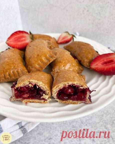 ПП ПИРОЖКИ С ВИШНЕЙ 
КБЖУ на 1 пирожок (его вес около 37 г):90/3/2,5/14 
Ингредиенты: 
- 100 г муки (у меня было 60 г цельно зерновой и 40 г рисовой) 
- 1 яйцо 
- 10 г масла кокосового/сливочного или оливкового 
- подсластитель по вкусу (3-5 г) 
- разрыхлитель 1/2 ч 
Ингредиенты на начинку: 
-130 г вишни (у меня была замороженная) 
-подсластитель по вкусу (3-5 г) 
-1 ч л кукурузного крахмала 
Приготовление: 
1. смешиваем все ингредиенты для теста и хорошо его замешиваем (е...