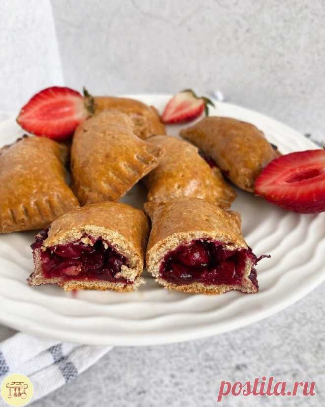 ПП ПИРОЖКИ С ВИШНЕЙ 
КБЖУ на 1 пирожок (его вес около 37 г):90/3/2,5/14 
Ингредиенты: 
- 100 г муки (у меня было 60 г цельно зерновой и 40 г рисовой) 
- 1 яйцо 
- 10 г масла кокосового/сливочного или оливкового 
- подсластитель по вкусу (3-5 г) 
- разрыхлитель 1/2 ч 
Ингредиенты на начинку: 
-130 г вишни (у меня была замороженная) 
-подсластитель по вкусу (3-5 г) 
-1 ч л кукурузного крахмала 
Приготовление: 
1. смешиваем все ингредиенты для теста и хорошо его замешиваем (е...