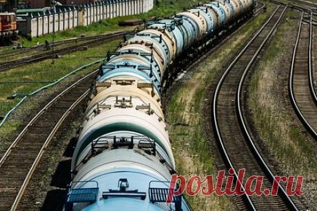 Сидевший на рельсах россиянин не заметил приближавшийся поезд и погиб. Житель Волгоградской области сел на рельсы и не заметил приближавшегося к нему поезда. Мужчина скончался вскоре после госпитализации. ЧП произошло в Калачевском районе области. Следственный комитет России начал проверку в связи с гибелью человека на железнодорожных путях.