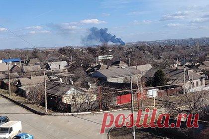 Летчики сбитого самолета над городом в ДНР катапультировались. Летчики сбитого самолета над городом Енакиево в Донецкой народной республике катапультировались. Об этом сообщил мэр Роман Храменков. «Спускаются два летчика на парашютах», — заявил градоначальник. О сбитом самолете над Енакиево стало известно днем 3 марта. Храменков призвал жителей города покинуть улицы.