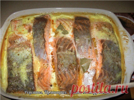 Рыба, запеченная в сметане 
Ингредиенты: 
- 2 кг рыбы (хек, минтай) 
- 3 головки лука 
- 2 яйца 
- 150 г сыра твердых сортов 
- 400 г сметаны 
- растительное масло 
- мука 
- маленький пучок укропа 
- специи, соль и горчица по вкусу 
Приготовление: 
1. Рыбу помыть, почистить, нарезать небольшими кусочками. 
2. Сделать панировку: в плоское блюдо насыпать муку, соль, специи и перемешать. 
3. В панировке обвалять кусочки рыбы и выложить на противень с бортиками. 
4. Нарезать ...