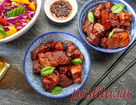 Свиная грудинка, тушенная в соевом соусе на Вкусном Блоге Рецепт вкусной свиной грудинки в азиатском стиле. Сначала она жарится до румяной корочки, затем тушится в смеси вина и соевого соуса с корицей. Подавать лучше всего с рисом и дополнением в виде салата из свежих овощей. Любителям картошки в качестве гарнира эта грудинка тоже подойдет. Ну и про замены. Вместо…