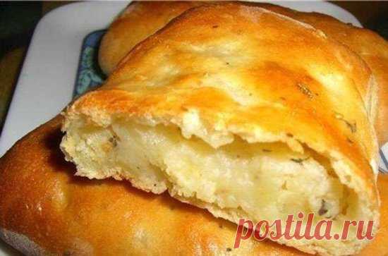 НЕВЕРОЯТНО Вкусное СЛОЕНОЕ Тесто за 10 МИНУТ
ИНГРЕДИЕНТЫ:
Маргарин (комнатной температуры) — 200 г 
Желток яичный — 1 шт 
Сметана (кефир,простокваша) — 100 мл 
Соль (щепотка) — 1 г 
Мука — 500 г 
ПРИГОТОВЛЕНИЕ:
В муку отправляем маргарин, или сливочное масло, можно взять по 100 г каждого продукта. Превращаем все в крошку, это делается довольно быстро, руками.
Затем добавляем желток и сметану(или кефир - что есть).
Замешиваем тесто. Если тесто липкое, подсыпаем муку. 
Отправляем в холодильник