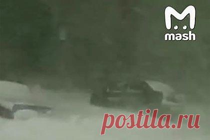 Последствия сносившего крыши бурана в российском городе сняли на видео. Очевидцы сняли на видео последствия сносившего крыши бурана в Воркуте. Кадры из пережившего ураганный ветер со снегом российского города публикует Telegram-канал Mash. На публикуемых кадрах видно, что уровень снега на дорогах поднялся так высоко, что достигает светофоров, а видимость в городе почти нулевая.