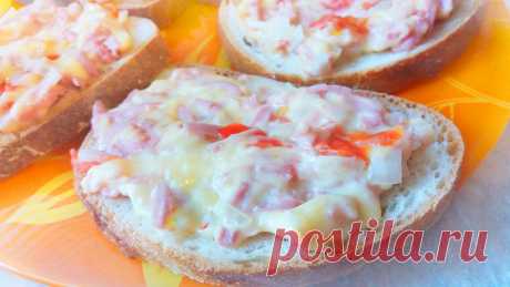 Горячие бутерброды с сыром, колбасой и помидорами в микроволновой печи