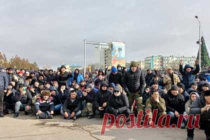 Большая часть протестующих в Алма-Ате разошлась по домам. Большая часть протестующих в Алма-Ате, Казахстан, разошлась по домам в ночь на среду, 5 января. По словам очевидцев, сейчас происходят локальные стычки с полицией. Также в городе слышны звуки светошумовых гранат, на улицах встречаются протестующие и с арматурой или палками в руках.