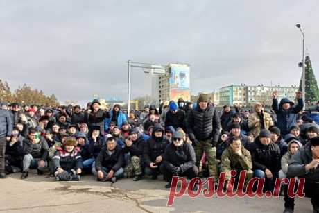 Большая часть протестующих в Алма-Ате разошлась по домам. Большая часть протестующих в Алма-Ате, Казахстан, разошлась по домам в ночь на среду, 5 января. По словам очевидцев, сейчас происходят локальные стычки с полицией. Также в городе слышны звуки светошумовых гранат, на улицах встречаются протестующие и с арматурой или палками в руках.