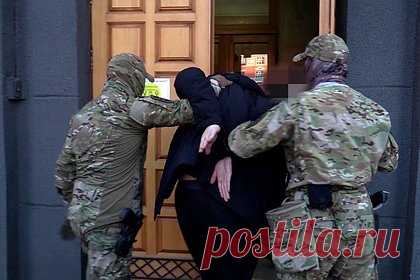ФСБ разгромила орудовавшую в ДНР и ЛНР банду Паши Осетина. Российские спецслужбы разгромили действовавшую в Луганской и Донецкой народных республиках банду Паши Осетина. На территории Запорожской области задержаны несколько участников ОПГ за рэкет, разбойные нападения и похищения людей. ФСБ по Республике Крым и городу Севастополь возбудило уголовное дело.