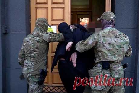 ФСБ разгромила орудовавшую в ДНР и ЛНР банду Паши Осетина. Российские спецслужбы разгромили действовавшую в Луганской и Донецкой народных республиках банду Паши Осетина. На территории Запорожской области задержаны несколько участников ОПГ за рэкет, разбойные нападения и похищения людей. ФСБ по Республике Крым и городу Севастополь возбудило уголовное дело.