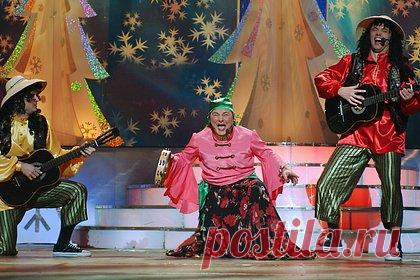 Бывший участник КВН высказался об «Аншлаге» словами «какой-то балаган». Российский комик, бывший участник команды КВН «Детективное Агентство "Лунный свет"» Тимур Бабьяк поделился мнением о юмористической программе «Аншлаг». В эфире шоу «Мне смешно», запись которого доступна в соцсети «ВКонтакте», он также рассказал, кто из артистов, снимавшихся в передаче, больше всего ему нравился.