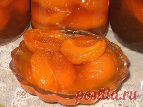 Абрикосовое варенье – такое нежное, такое солнечное и такое вкусное! В этом рецепте вы узнаете как приготовить прозрачное варенье из абрикосов.
Необходимые ингредиенты:
абрикосы;
сахарный песок.
Приготовление:
1. Абрикосы моем и поделив на половинки выкладываем на дно кастрюли, в которой и будет оно вариться.
2. Засыпаем ровным слоем сахара.И так слой за слоем. Сахара нужно столько, чтобы покрыть все абрикосы.
3. Раскалываем косточки и достаем орехи.
Бросаем их туда же в кастрюлю.
4. Засыпав