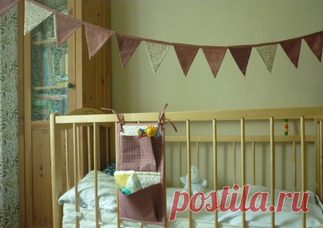 Кармашки для всевозможных нужных вещей отлично подойдут дли детской комнаты - их можно прикрепить на кроватку новорожденного, и у вас под рукой всегда будет запасной памперс, пеленка или бутылочка. Ребенок постарше может сложить в них свои заколки, расчески, книжку, блокнот, мыльные пузыри и шоколадку))
Гирлянда из 16 флажков- чудесное украшение для любых праздников. Подойдет для декора детской кроватки или комнаты, любого праздника, а также дачного участка