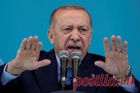 Эрдоган собрался обвалить турецкую лиру. Президент Турции Реджеп Тайип Эрдоган во время своего выступления в Измире пообещал вновь понизить ключевую ставку. «Мы наш народ, наших фермеров не отдадим на растерзание ставке. Есть иностранные агенты, они на нас наступают, пытаются дискредитировать нашу освободительную экономическую войну», — заявил Эрдоган.