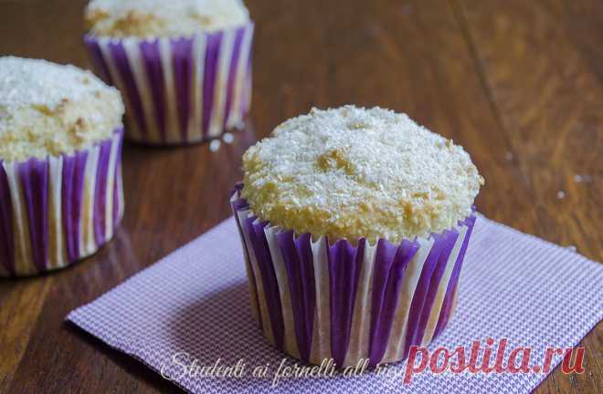 Muffin al cocco e limone Muffin al cocco e limone morbidi e golosi, dolcetti facili da preparare con cocco e limone. Ricetta muffin veloci.