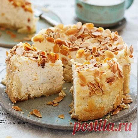 Чизкейк под миндальными лепестками.