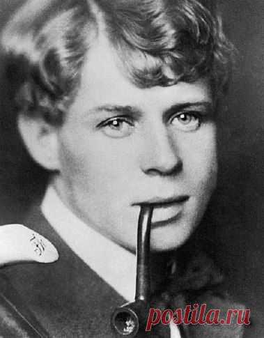 Когда в 1924 году Есенин был в Батуми, его постоянно окружала толпа собутыльников, что начало пагубно сказываться на его здоровье. Хозяин дома, в котором жил Есенин, предложил ему следующий распорядок: утром хозяин уходит на работу и запирает Есенина в доме...