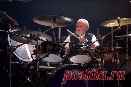 Барабанщик Queen выступил на «Евровидении». Барабанщик британской рок-группы Queen Роджер Тейлор выступил на международном конкурсе «Евровидение-2023». Он сыграл на ударных во время выступления певца Сэма Райдера, который занял второе место в конкурсе в прошлом году и стал гостем мероприятия этого года. «Евровидение-2023» проходило в Ливерпуле, Великобритания.