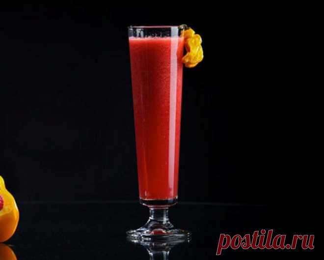 Коктейль-слинг "Малина и перец" Один стакан этого коктейля зарядит ваш организм суточной нормой витамина С. Благородная малина замаскирует «простоватый» вкус красного перца, а содовая сделает напиток