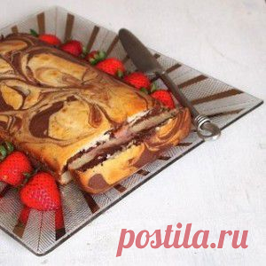 Воздушный мраморный пирог с клубничным соусом