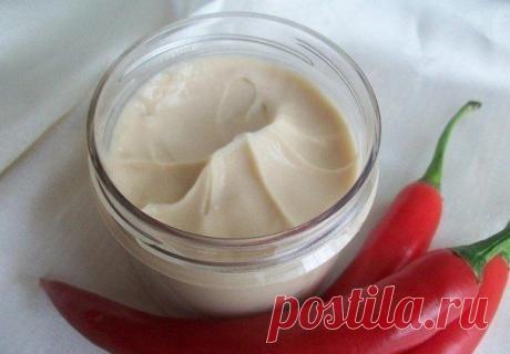 Маска – быстрый рост волос......-.1 столовая ложка аптечной настойки стручкового перца («перцовка»)
1 столовая ложка подогретого касторового масла
1 столовая ложка любого бальзама для волос.

Осторожно! Главное, чтобы перцовка не попала в глаза.