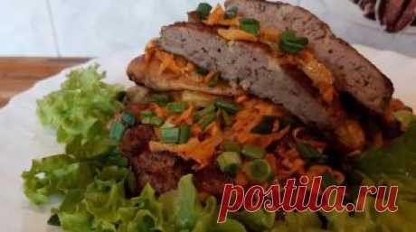 Нежная куриная печень в чесночном кляре: просто и вкусно Нежная куриная печень в чесночном кляре станет отличным ужином, если подать ее с любимым гарниром. Да и на праздничном столе великолепная закуска долго стоять не будет. Подайте куриную печень на блюде, застеленном листьями салата, а между отбивными сделайте прослойку из обжаренных овощей.