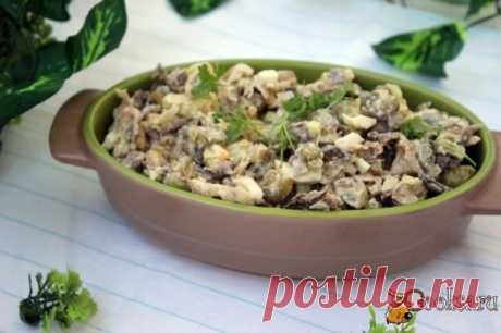 Салат с говядиной и жареными вешенками Попробуйте приготовить вкусный и очень сытный салат с говядиной и жареными вешенками. Это замечательный вариант для праздничного стола. Он больше понравится мужчинам, хотя и дамы врядли откажутся попробовать! Готовила этот салат на День рождения, гости потом рецепт спрашивали!