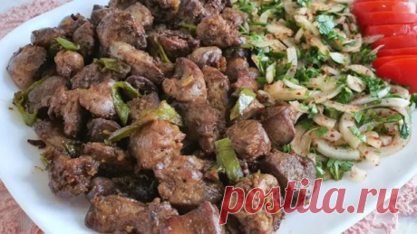Куриную печень очень вкусно жарить с...

 белым вином. Получается интересный вкус и аромат, если кусочки печени обжарить в масле, а затем влить немного вина и выпарить его совсем.
Еще как вариант для улучшения вкуса и запаха блюд из печени, можно попробовать тертую на мелкой терке лимонную цедру.