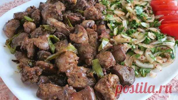 Куриную печень очень вкусно жарить с...

 белым вином. Получается интересный вкус и аромат, если кусочки печени обжарить в масле, а затем влить немного вина и выпарить его совсем.
Еще как вариант для улучшения вкуса и запаха блюд из печени, можно попробовать тертую на мелкой терке лимонную цедру.