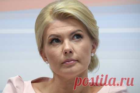 Бывшую замминистра Ракову посадили в камеру с рецидивисткой. Бывшая замглавы Министерства просвещения России Марина Ракова сидит в изоляторе временного содержания вместе со склонной к насилию рецидивисткой. Член ОНК Москвы Ева Меркачева отметила, что такое размещение запрещено правилами содержания подозреваемых под стражей: ранее Ракова не была судима.
