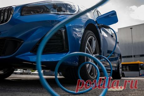 Европейский город разрешил год бесплатно заряжать машины. Власти греческих Афин разрешили водителям в течение года бесплатно пользоваться зарядными станциями для электромобилей. С помощью инициативы городское правительство планирует повысить популярность экологичного транспорта среди населения и сократить вредные выбросы в атмосферу.