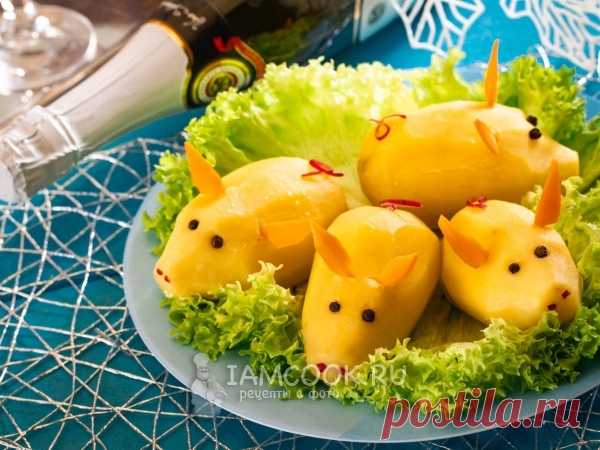 Свинка из картошки — рецепт с фото Очаровательное украшение праздничного стола на Новый год Свиньи 2019, сделать которое по плечу любому, у кого есть нож, картошка и морковь.