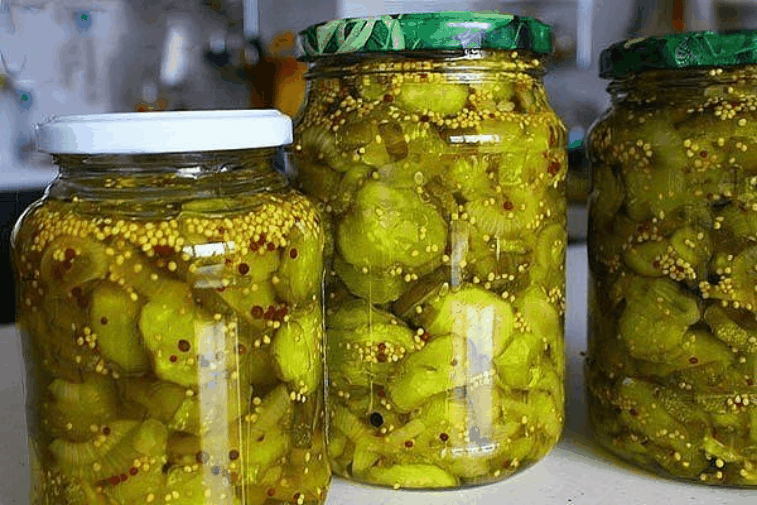 Пряные огурцы на зиму (пикули)
Такая огуречная заготовка, приносит пряную нотку в обычные бутерброды, сэндвичи или овощные салаты. Большой плюс в том, что годятся огурцы которые не пошли на засолку, тут как раз интереснее вариант — крупные огурцы.
Состав:
— 2 кг. свежих крупных огурцов
— 4 крупные луковицы
— 6 ст. ложки крупной соли
— 4 стакана яблочного уксуса
— 3 стакана сахара
— 4 ст. ложки горчичных семян
— 1 ч. ложка молотой куркумы
— 1 ч. ложка черного перца горошком
Из данного количест