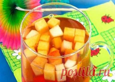 Для приготовления напитка Яблочный крюшон необходимы следующие ингредиенты: 6 кислых яблок, 1-1.5 стакана пудры сахарной, столовое вино белое 2.1 литра (где-то три бутылки), полстакана рома светлого, 0.5-1 литр воды газированной.