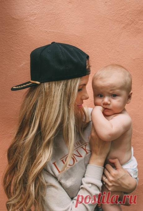 20 вещей, которые мать должна сказать своему сыну: 1. Займись спортом. Он научит тебя выигрывать честно, проигрывать - изящно, старших - уважать. Он также учит сотрудничеству с другими, умению управлять своим временем и правильно реагировать на неприятности. 2. Ты будешь задавать тон для своих будущих сексуальных отношений. Поэтому не бери от девушки то, чего не можешь дать ей сам. 3. Учись писать аккуратно. Всегда и везде. Как ты знаешь, кто-то же это все убирает. 4. Экономь деньги, пока…