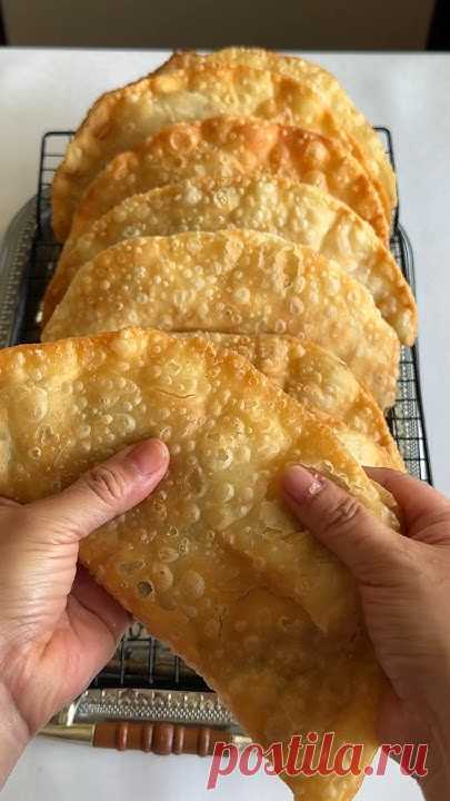 Тонкая хрустящая корочка и сочная мясная начинка со специями – так можно описать чебуреки. Они представляют собой пирожок из пресного теста с мясным фаршем и...