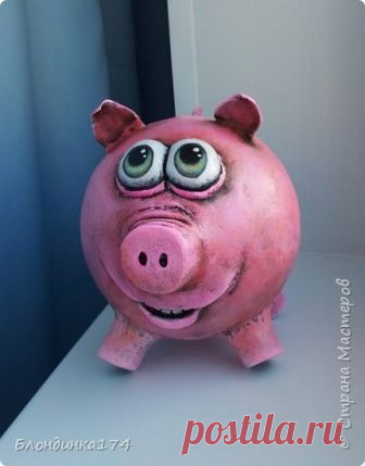 Свинка-копилка Здравствуйте Дорогие жители Страны Мастеров! Заказали мне свинку-копилочку, и пока я её делала решила скинуть Вам МК, может кому и пригодится....На самом деле она делается очень просто и быстро. И получается хороший, классический подарок:)))