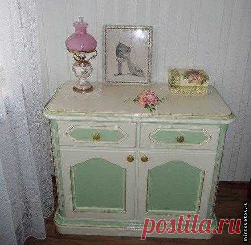 Декупаж мебели Конечно, надо признать, что тумбочка, с которой я работала, была благодатным материалом для создания мебели «под старину». Филёнки и профили немало способствовали её новому романтическому виду после п...