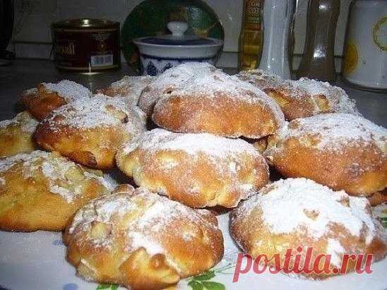 Нууу Очень вкусные - ЯБЛОЧНЫЕ БУЛОЧКИ!
Сохраняйте, делитесь с друзьями рецептом! 
Ингредиенты:
- 120 г сахара
- 4 яйца
- 200 г растопленного маргарина
- 1 пакетик ванилина
- 1 пакетик разрыхлителя
- 500 г муки
- 4 яблока, порезать мелкими кубиками
Приготовление:
Смешать все ингредиенты и добавить яблоки. Готовое тесто выложить столовой ложкой на застеленный пергаментом противень. Близко не кладите, так как при выпекании изделия будут увеличиваться в объеме. Выпекать при температуре 200 градус