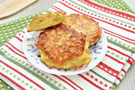 Чудеснейшие картофельные драники с сыром
Потребуется:
-Картофель - 5 шт. 
-Яйцо - 1 шт. 
-Мука - 3 ст. л. 
-Соль - по вкусу 
-Специи - по вкусу 
-Сыр - 50 гр 
-Масло растительное - 50 мл 
Приготовление: 
В первую очередь займемся картофельными клубнями. Обираем неиспорченные плоды картофеля, промываем их, очищаем удобным способом. Воспользовавшись теркой, очищенные клубни измельчаем. Получившуюся картофельную массу следует отжать и переложить в миску. 
Разбиваем в миску к измельченному карт