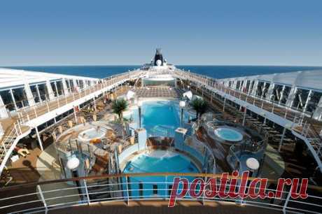 Что это - морской круиз?
Сегодня морской круиз стал одним из основных и популярных видов отдыха. Компании, предлагающие достойный отдых в морском круизе, прокладывают все более интересные и незабываемые маршруты, спускают самые комфортабельные суда, оборудованные с учетом новейших технологий. Поэтому, независимо от поры года, каждый, кто желает отвлечься от будничной жизни и укрепить свое здоровье, отправляется в путешествие на круизных лайнерах.