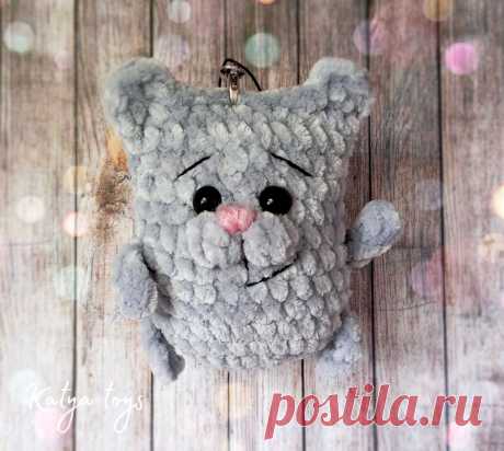 PDF Котик брелок крючком. FREE crochet pattern; Аmigurumi animal patterns. Амигуруми схемы и описания на русском. Вязаные игрушки и поделки своими руками #amimore - плюшевый брелок в виде котика, маленький кот из плюшевой пряжи, кошка, кошечка, котёнок.