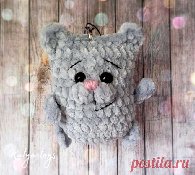 PDF Котик брелок крючком. FREE crochet pattern; Аmigurumi animal patterns. Амигуруми схемы и описания на русском. Вязаные игрушки и поделки своими руками #amimore - плюшевый брелок в виде котика, маленький кот из плюшевой пряжи, кошка, кошечка, котёнок.