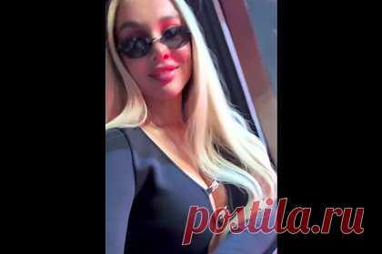 Анна Седокова пришла на концерт в оголяющем грудь платье без бюстгальтера