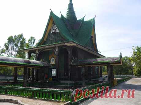 Тайский Храм из 1.000.000 бутылок.